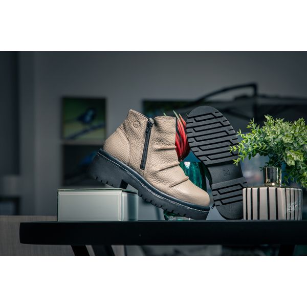 Bota Tatun Off White com Zíper Preto e Sola Alta Preta