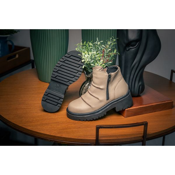 Bota Tatun Off White com Zíper Preto e Sola Alta Preta