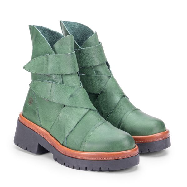 "Bota Johnny: Estilo Militar em Couro Verde com Sola Tratorada e Detalhes Café"