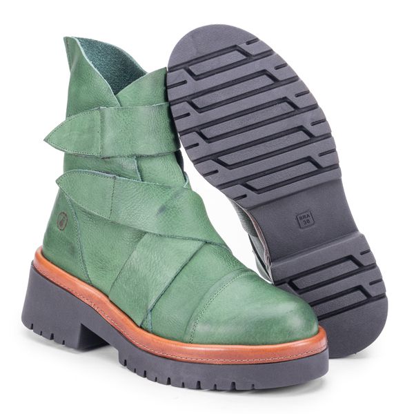 "Bota Johnny: Estilo Militar em Couro Verde com Sola Tratorada e Detalhes Café"