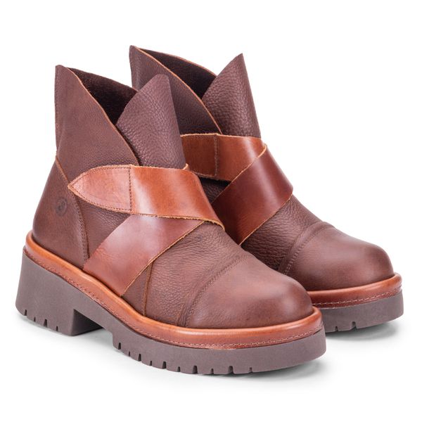 Bota Johnny: Couro Principal na Cor Telha com Detalhe em Velcro Conhaque.