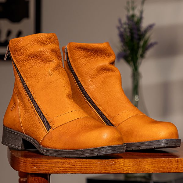 Bota Cerâmica: Estilo York em Couro Cerâmica com Zíper Lateral Preto e Sola de Salto Baixo