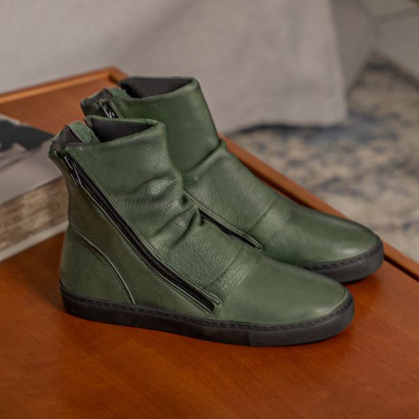 Tenis Cano Medio Em Couro Graxo Militar Com Sola de Borracha