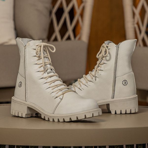 Bota Alicia Em Couro Graxo Off White Com Sola de Borracha Off White