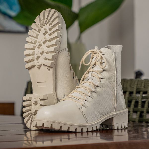 Bota Alicia Em Couro Graxo Off White Com Sola de Borracha Off White