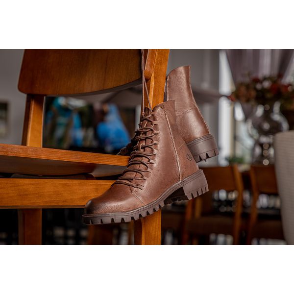 Bota Alicia Em Couro Graxo Cafe Com Sola de Borracha Cafe