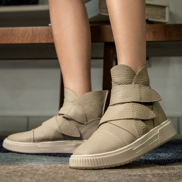 Tenis Johnny: Couro Principal na Cor Off White com Solado Branco