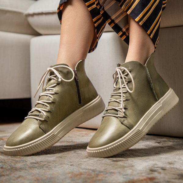 Tenis Cindy: Cano Medio Em Couro Na Cor Grafite Com Atacador Off White e Solado Branco