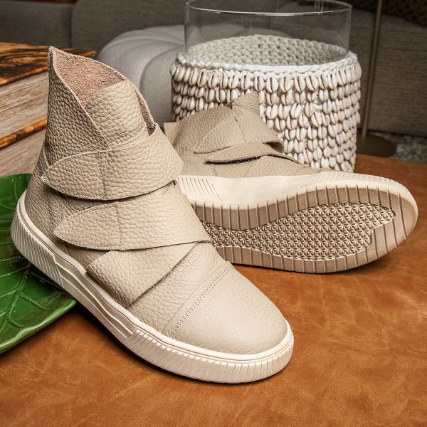 Tenis Johnny: Couro Principal na Cor Off White com Solado Branco