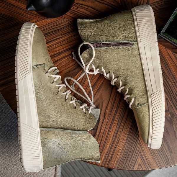 Tenis Cindy: Cano Medio Em Couro Na Cor Grafite Com Atacador Off White e Solado Branco