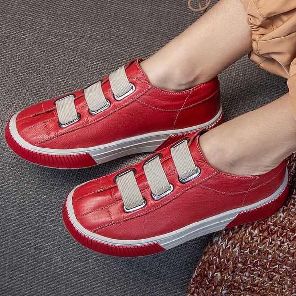 Tenis Teodora: Em Couro Na Cor Tomate e Elastico Cinza E Solado Vermelho