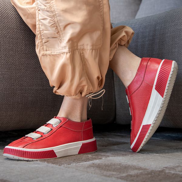 Tenis Teodora: Em Couro Na Cor Tomate e Elastico Cinza E Solado Vermelho