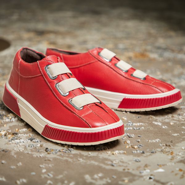 Tenis Teodora: Em Couro Na Cor Tomate e Elastico Cinza E Solado Vermelho