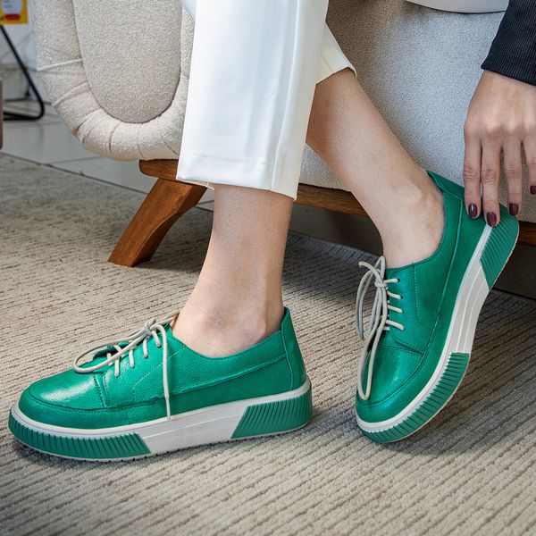 Tênis Nefertiti: Em Couro Verde Grass Com Cadarço Off White e Solado Verde Com Detalhes Brancos