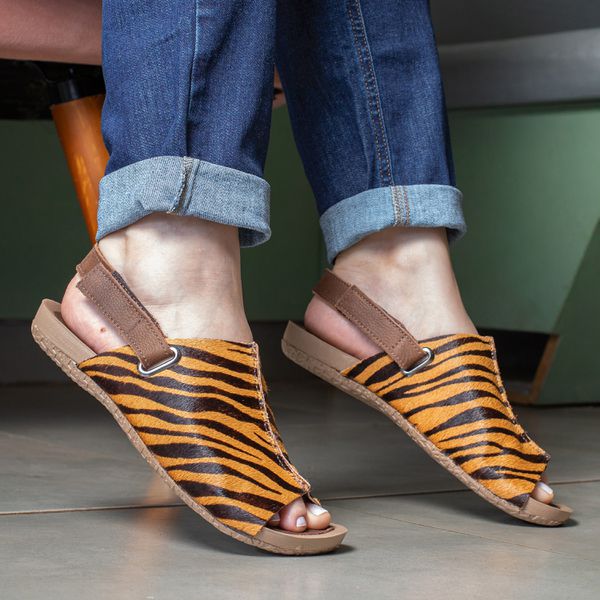 Birken Tigris Elegance em Pele de Tigre com Velcro Traseiro e Fivela, Palmilha Comfort Anatômica e Sola Redonda