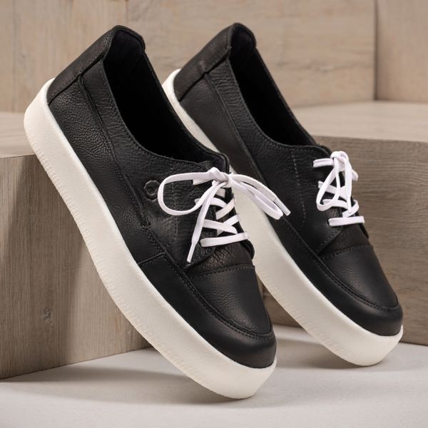 Tênis Zoe em Couro Preto com Solado Alto e Cadarço Off White
