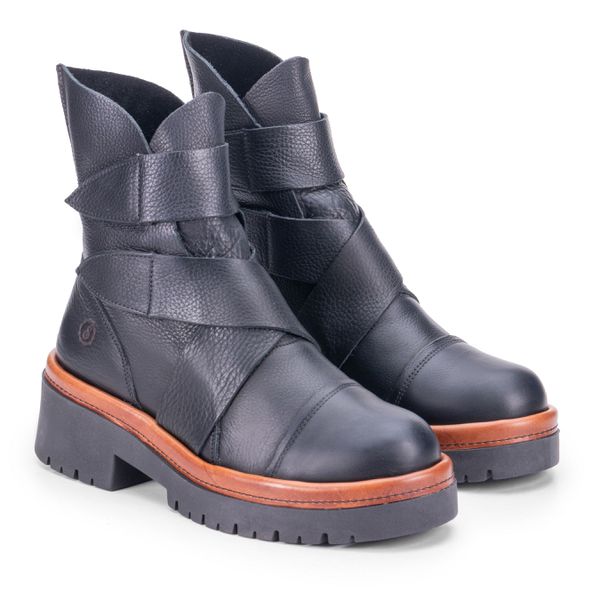 Bota Johnny: Elegância em Couro Preto com Velcro e Detalhes Café na Sola.