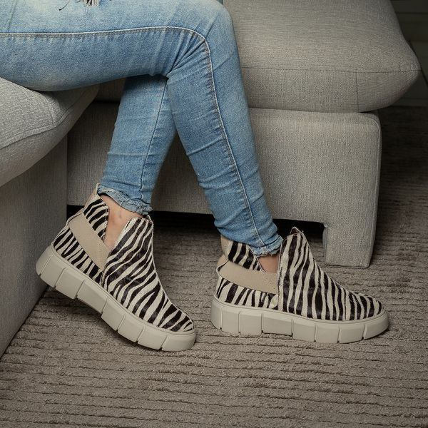 Tenis Em Pelo Zebra Com Elastico Off White E Sola De Borracha