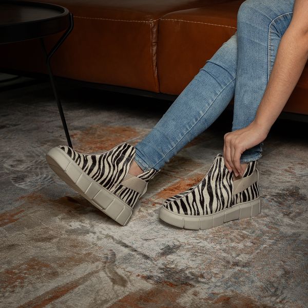 Tenis Em Pelo Zebra Com Elastico Off White E Sola De Borracha
