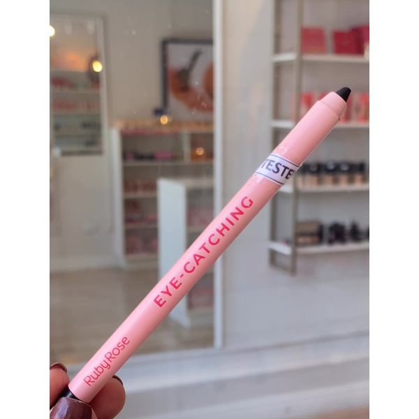 LÁPIS DE OLHO PRETO EYE-CATCHING - RUBY ROSE linha rosa