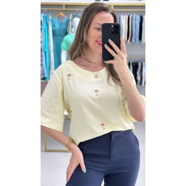 Blusa Viscose com Bordados Amarela