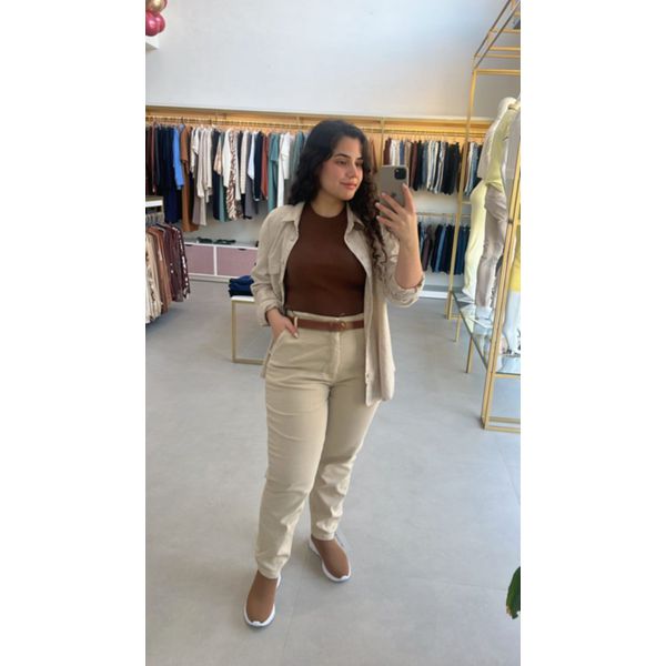 Calça Mom em Sarja Com Cinto