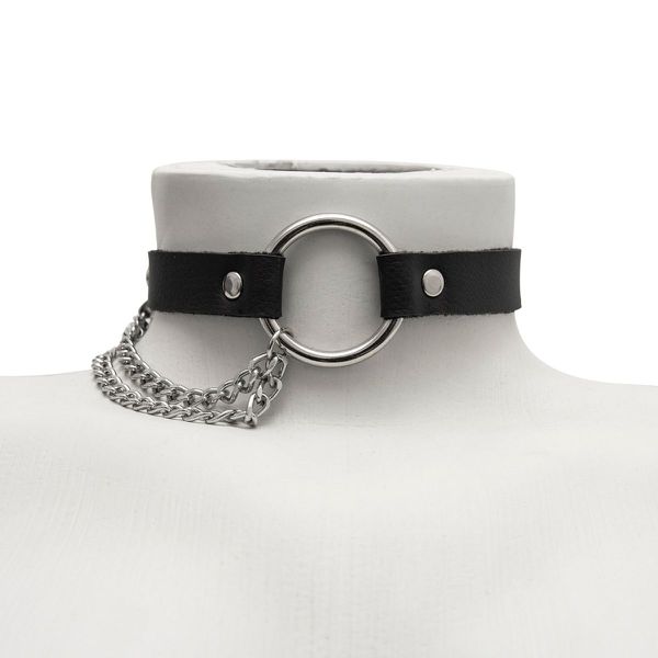 Choker Gargantilha com Argola e Uma Corrente Lateral de cada Lado