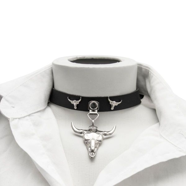 Choker Gargantilha com Pingente de Crânio Grande e Detalhes em Crânio Pequeno