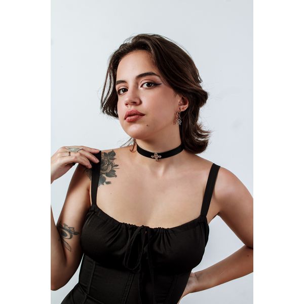 Choker Gargantilha com Pingente de Cruz Minimalista
