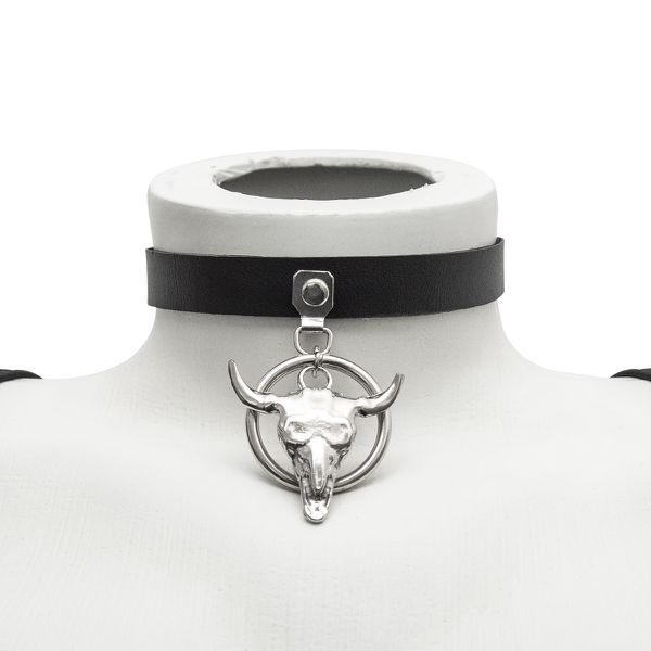 Choker Gargantilha com Pingenete de Cranio e Argola Prateada