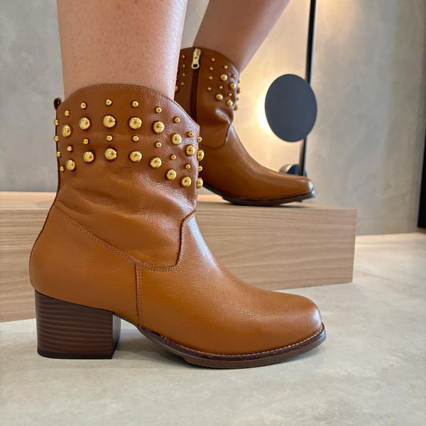 BOTA CARAMELO DETALHES ESFERAS DOURADO