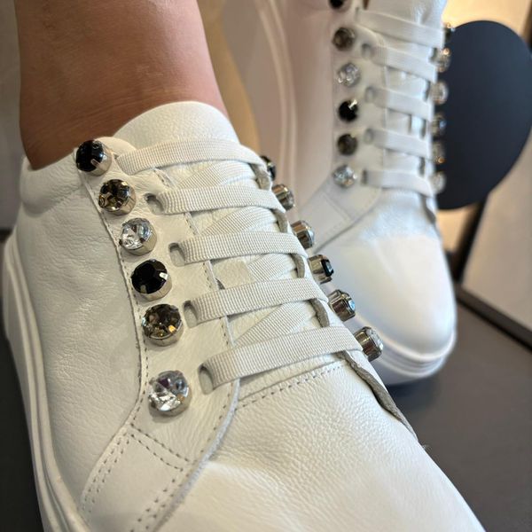 TENIS COURO BRANCO ELÁSTICO STRASS PRETO Talita Fidelis Para