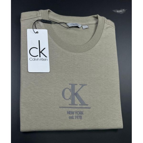 Camiseta CK Malha Sofit Chumbo Com Detalhes Escritos No Meio 