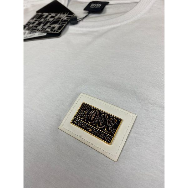 Camiseta Hugo BSS Malha Pima Peruana Branca Aplicação Courino Metal