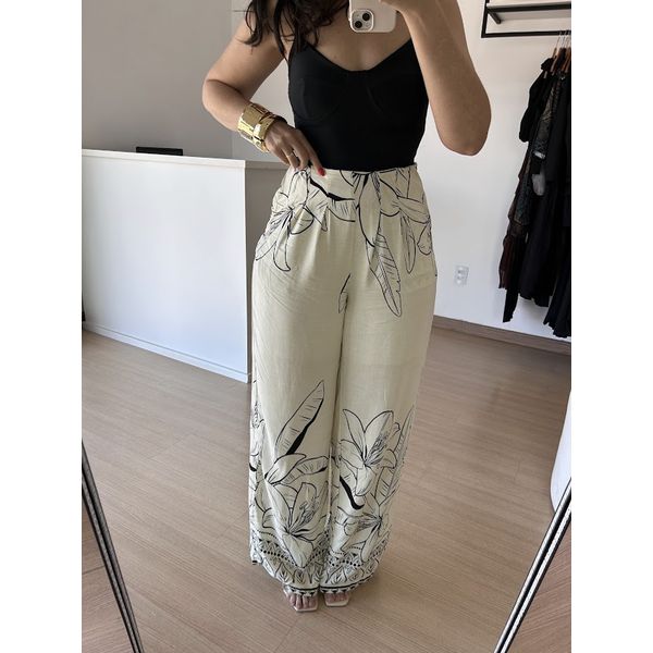 Calça Pantalona Estampada em Viscolinho com Cinto de Cordão