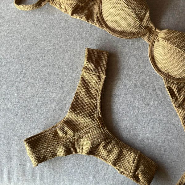 Calcinha biquíni Phoenix fio duplo lateral plissada dourado Trituê