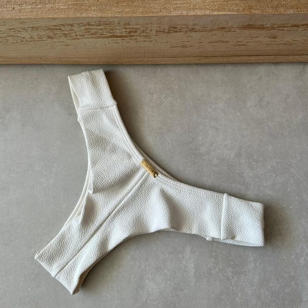 Calcinha Biquíni Avulsa Phoenix Fio Duplo Lateral Plissada Textura Vanilla Off White Trituê