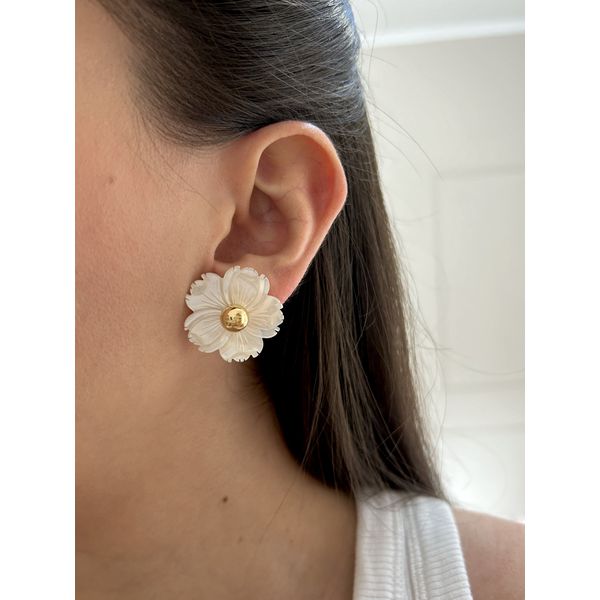 Brinco Flor G Madrepérola Banhado a Ouro