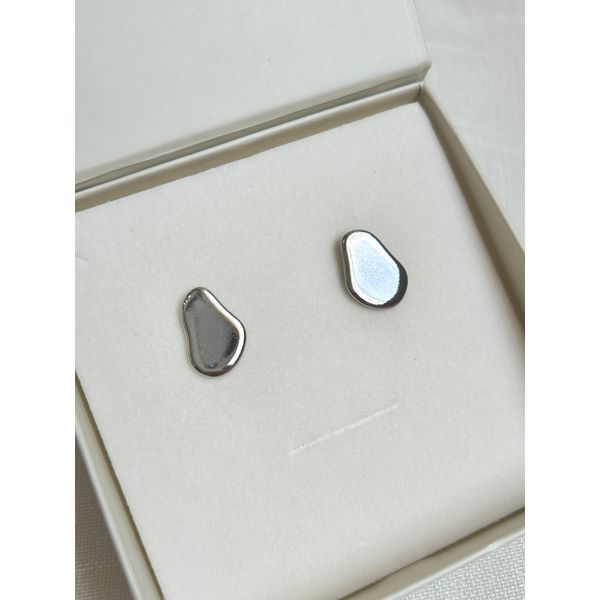 Brinco Orgânico Liso Banhado a Ródio