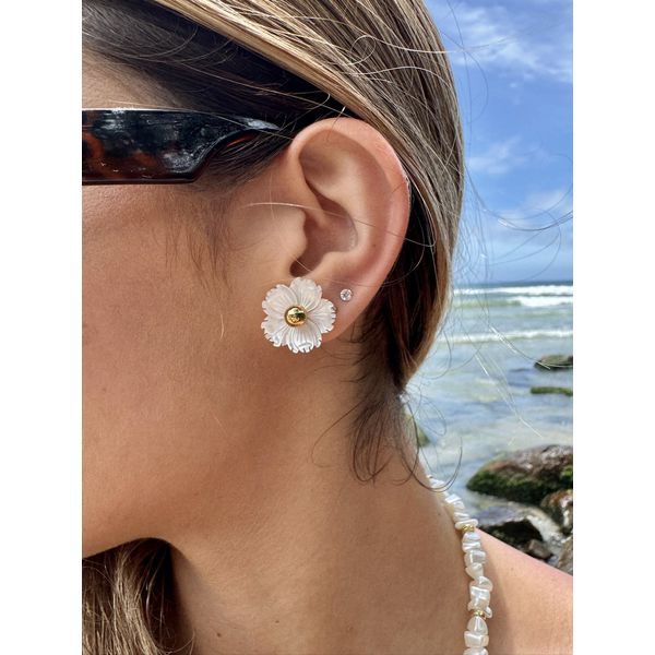 Brinco Flor P Madrepérola Banhado a Ouro 