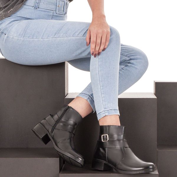 Bota Montaria Feminina em Couro Preta Com Fivelas Cano Curto