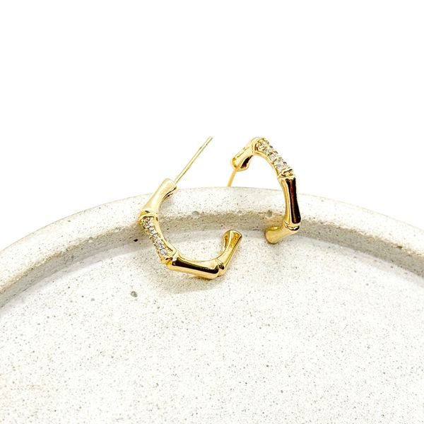 Brinco Meia Argola G Detalhe Cravejado Banhado a Ouro