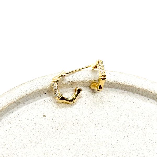 Brinco Meia Argola P Detalhe Cravejado Banhado a Ouro