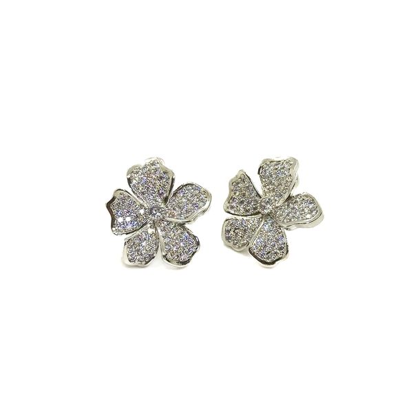 Brinco Flor Cravejada Banhado a Ródio Branco
