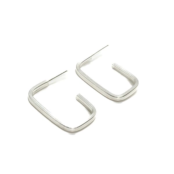 Brinco Meia Argola G Basic Retangular em Prata 925