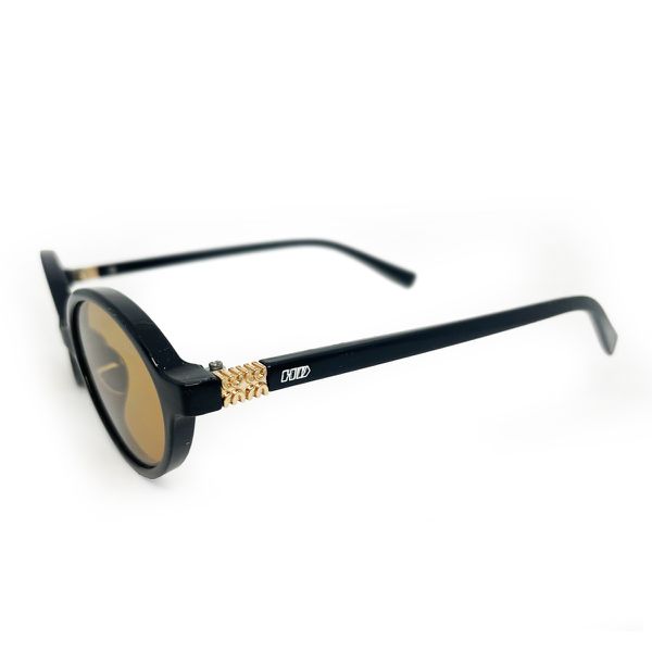 Óculos de sol HD com armação preta, hastes pretas com detalhe dourado e lentes marrom com proteção UV