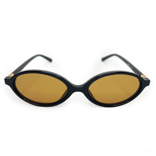 Óculos de sol HD com armação preta, hastes pretas com detalhe dourado e lentes marrom com proteção UV