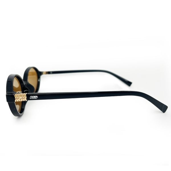 Óculos de sol HD com armação preta, hastes pretas com detalhe dourado e lentes marrom com proteção UV