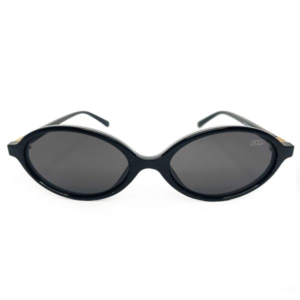 Óculos de sol HD com armação preta, hastes pretas com detalhe dourado e lentes fume com proteção UV