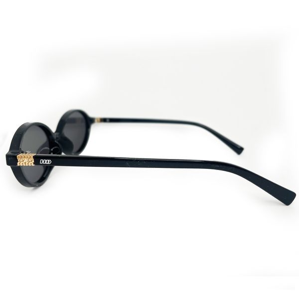 Óculos de sol HD com armação preta, hastes pretas com detalhe dourado e lentes fume com proteção UV